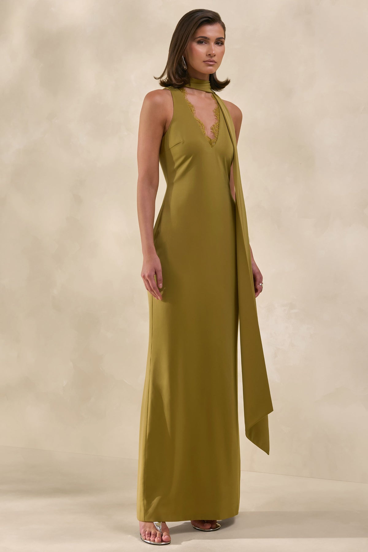 True Icon | Vestido Largo Verde Oliva De Satén Con Cuello Alto Y Chal