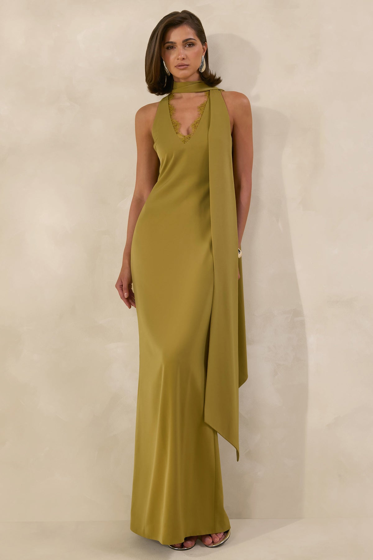 True Icon | Vestido Largo Verde Oliva De Satén Con Cuello Alto Y Chal