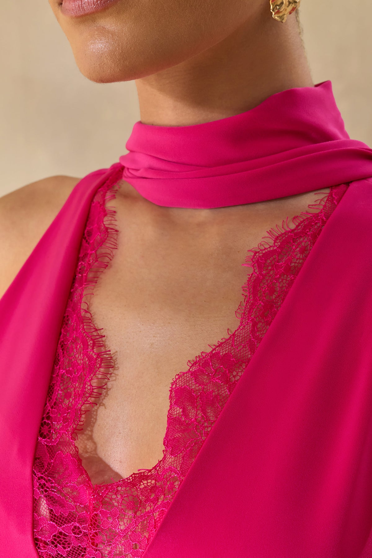 True Icon | Vestido Largo Lencero Fucsia De Satén Con Cuello Alto Y Banda