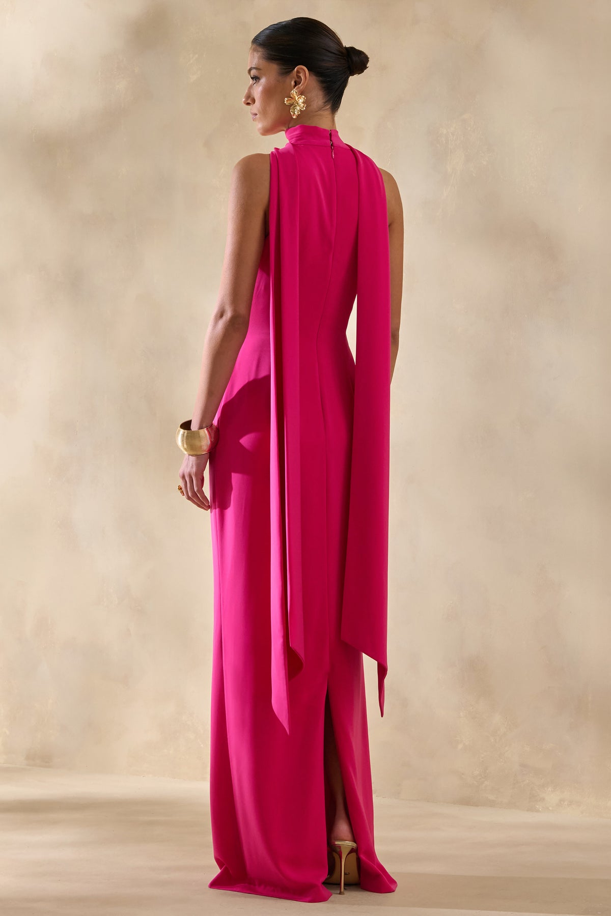 True Icon | Vestido Largo Lencero Fucsia De Satén Con Cuello Alto Y Banda