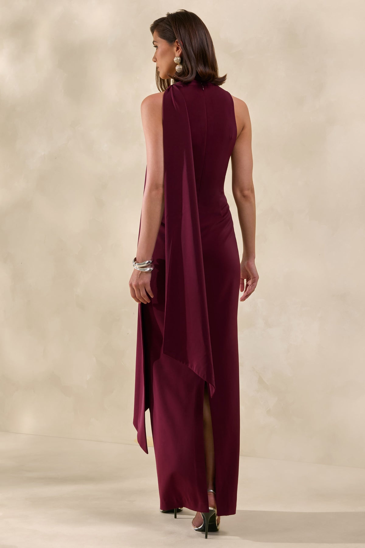 True Icon | Vestido Largo Burgundy De Satén Con Cuello Alto Y Chal