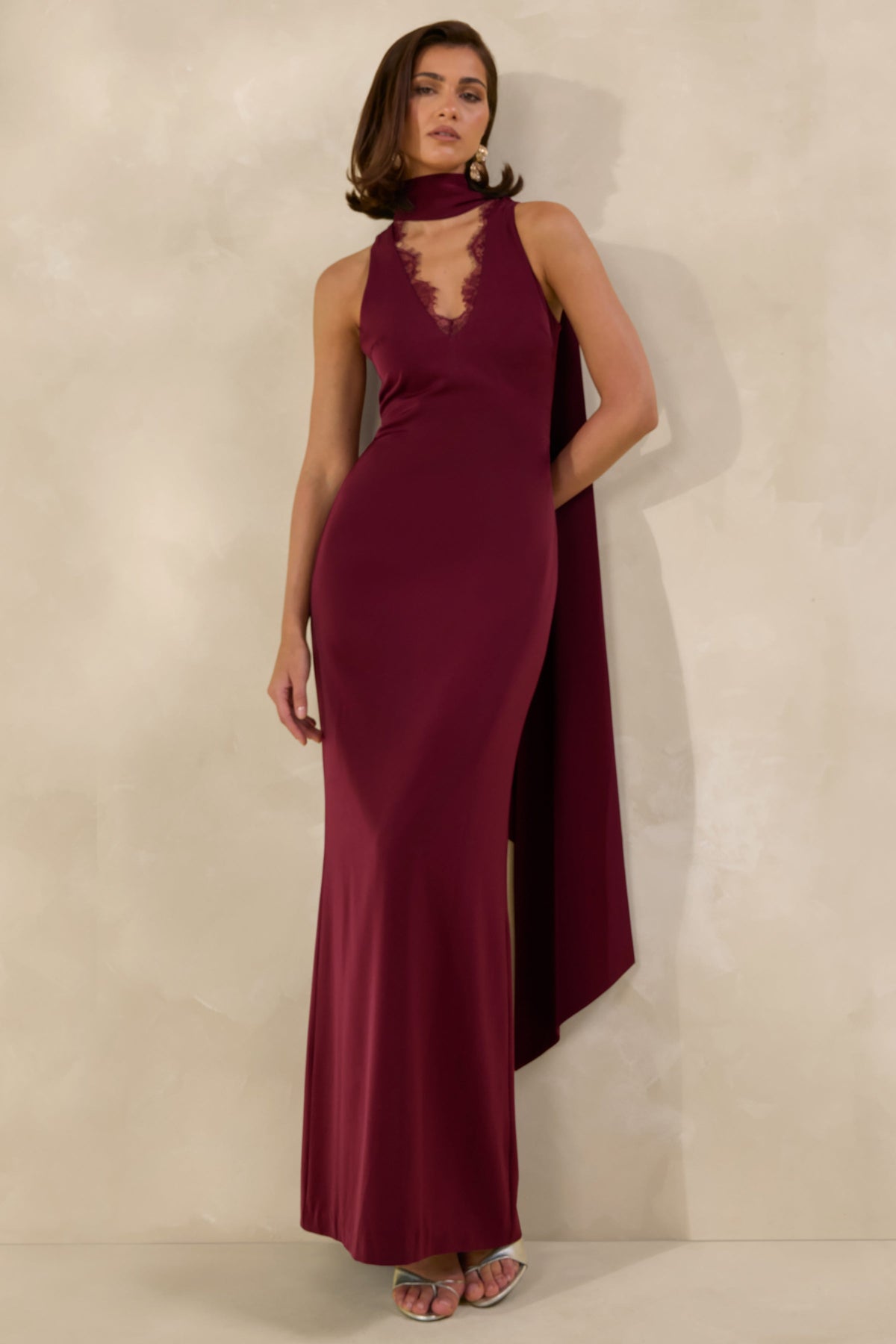 True Icon | Vestido Largo Burgundy De Satén Con Cuello Alto Y Chal