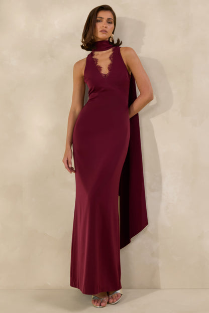 True Icon | Vestido Largo Burgundy De Satén Con Cuello Alto Y Chal