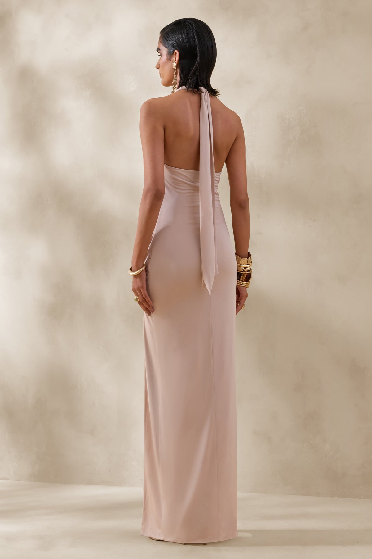 Junia | Vestido Largo Champán de Escote Pronunciado y Detalle Cruzado