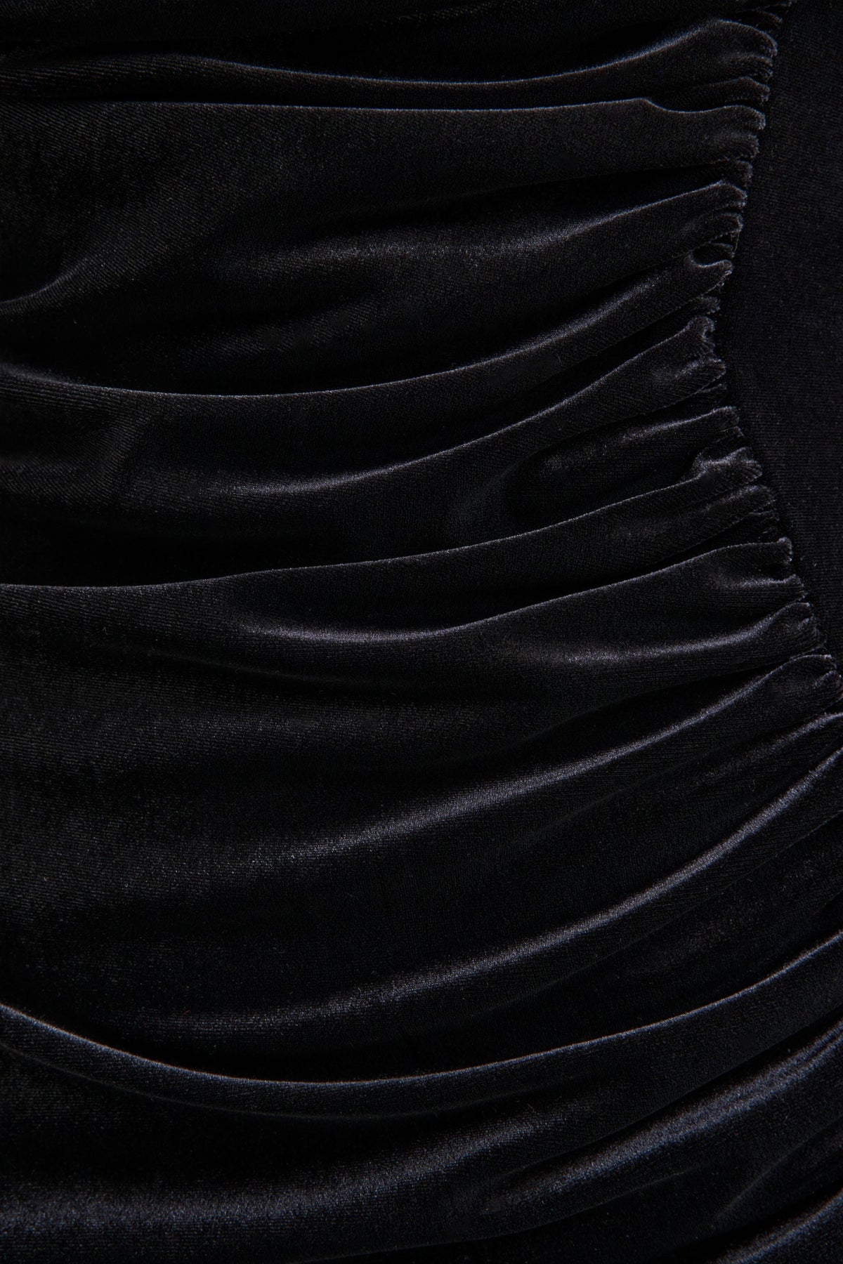 Jovita | Vestido Largo de Terciopelo Negro con Escote Redondo y Detalles Fruncidos