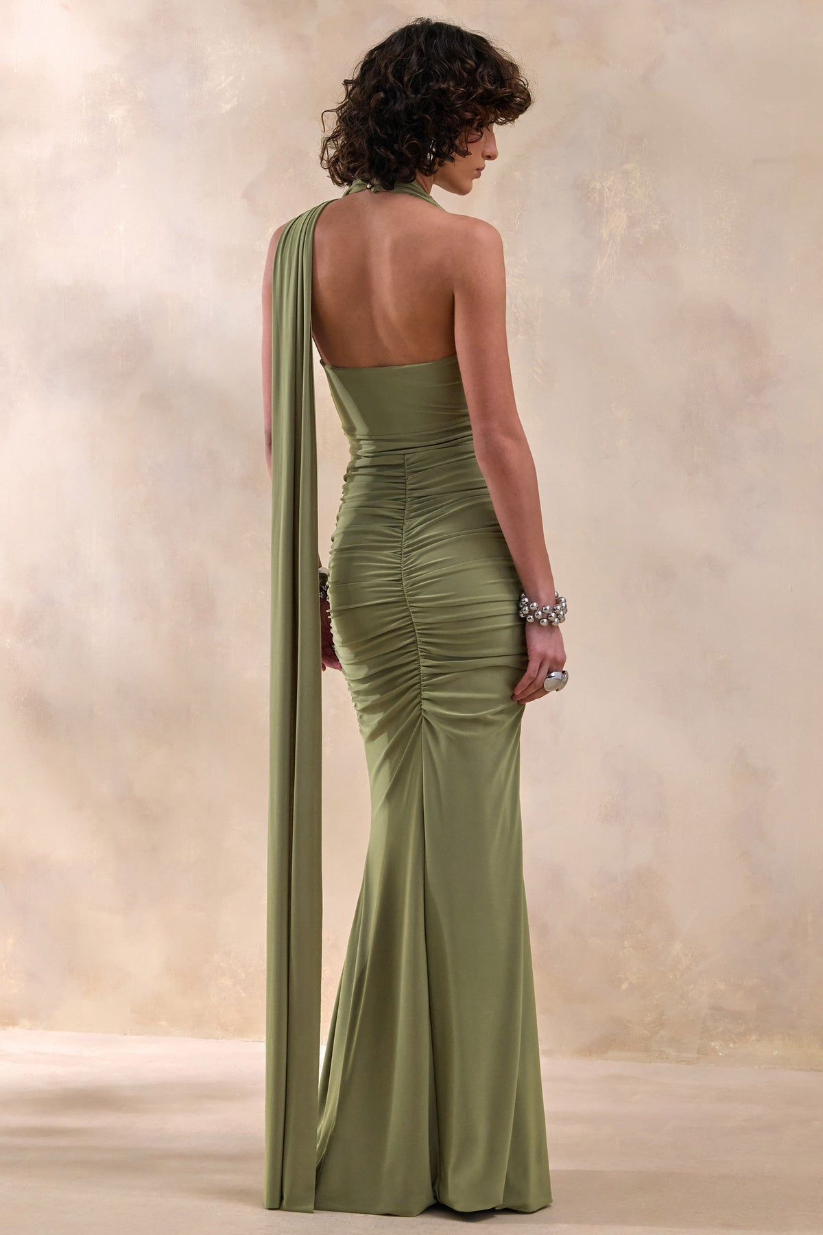 Roselani | Vestido Largo Verde Oliva de Cuello Halter con Espalda Descubierta