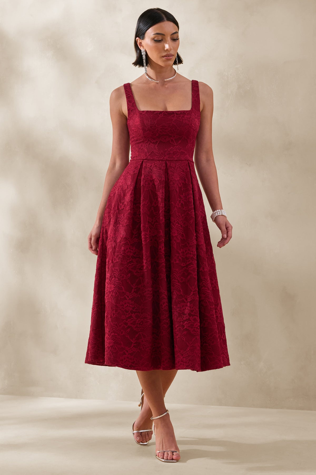 Ashmara | Vestido Midi de Encaje Color Burdeos con Cuello Cuadrado