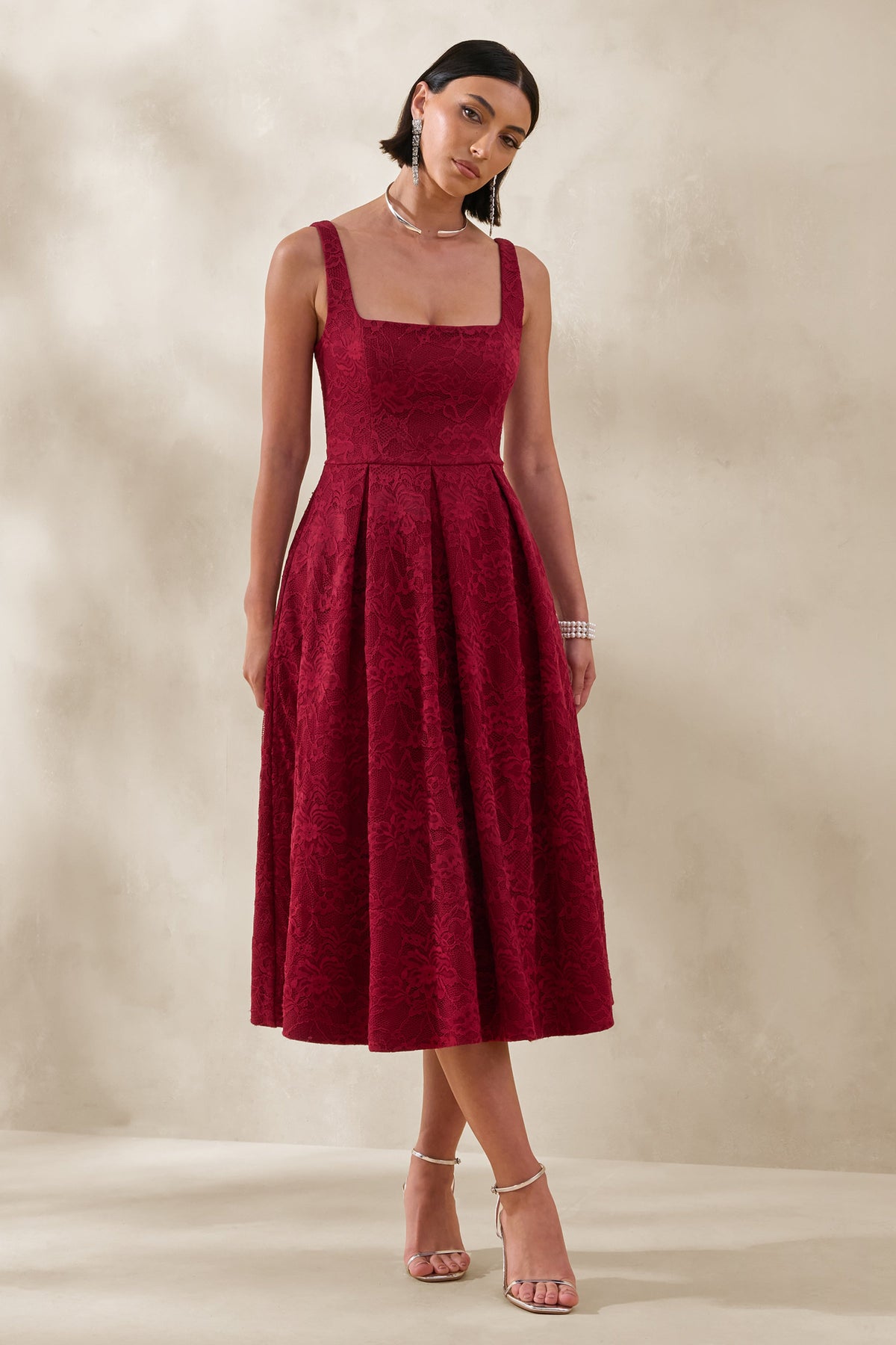 Ashmara | Vestido Midi de Encaje Color Burdeos con Cuello Cuadrado