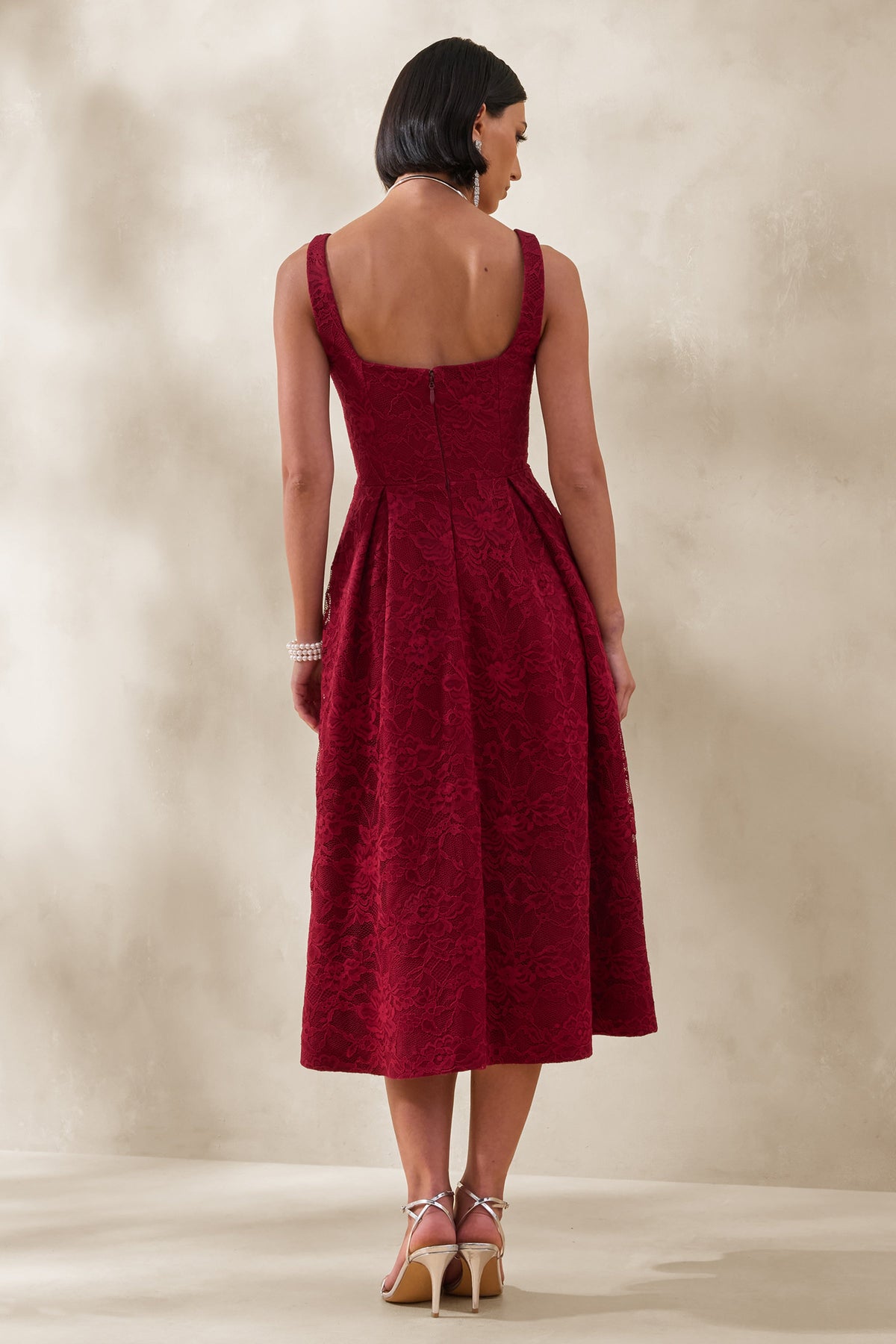 Ashmara | Vestido Midi de Encaje Color Burdeos con Cuello Cuadrado