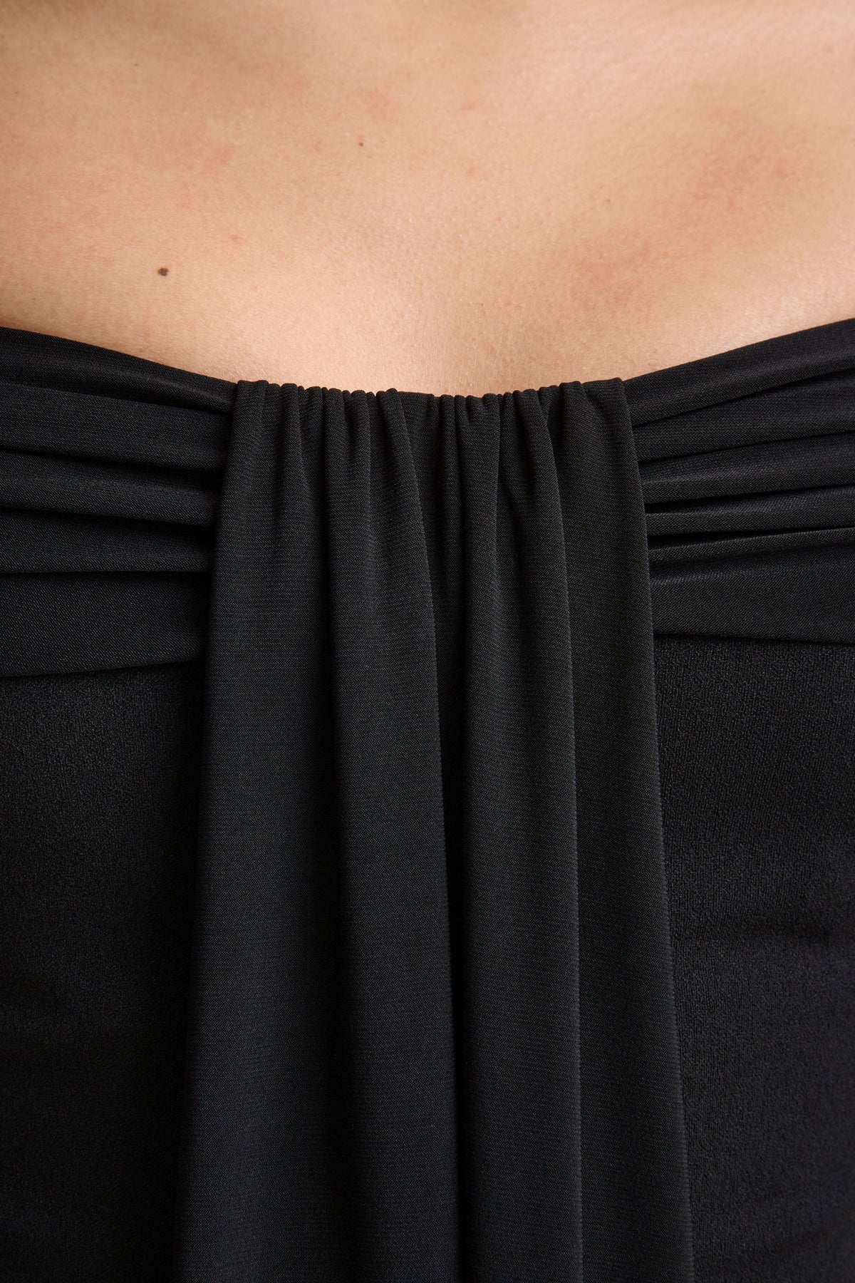Kalida | Mono negro de cuello Bardot con Detalle de banda colgante