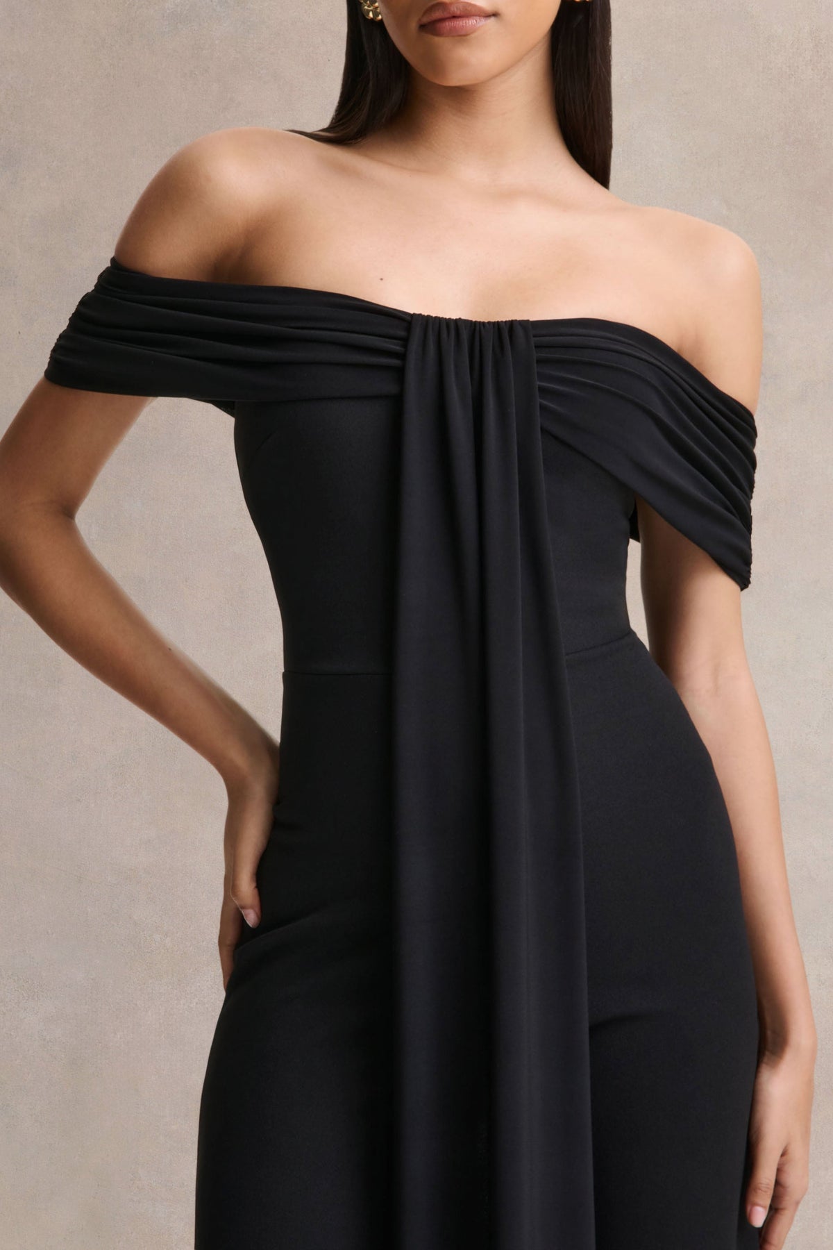 Kalida | Mono negro de cuello Bardot con Detalle de banda colgante