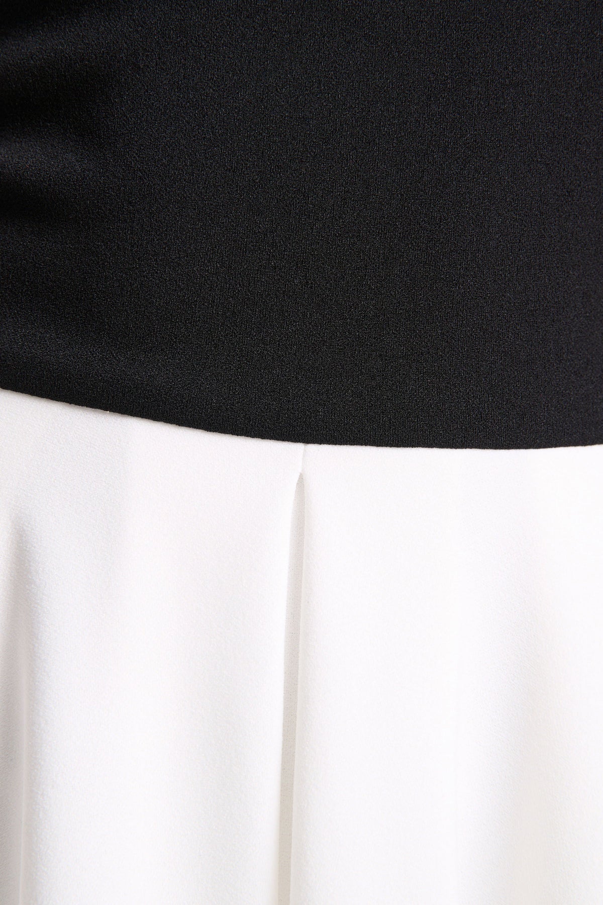 Frederica | Vestido Midi Negro y Blanco con Escote Bardot