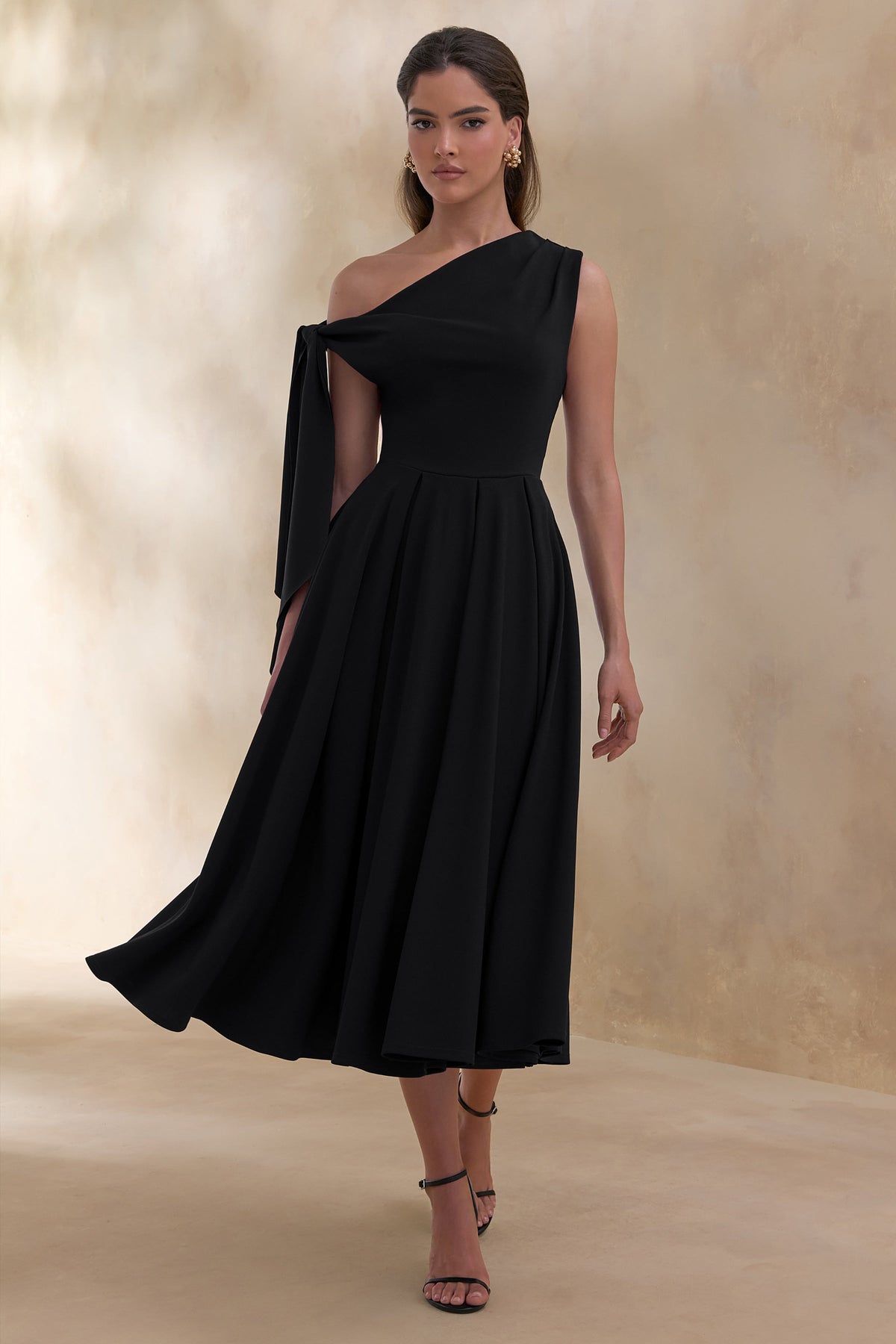 Daring | Vestido midi negro con escote asimétrico y detalle de nudo
