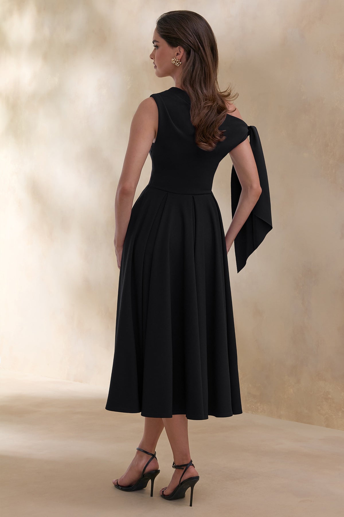 Daring | Vestido midi negro con escote asimétrico y detalle de nudo