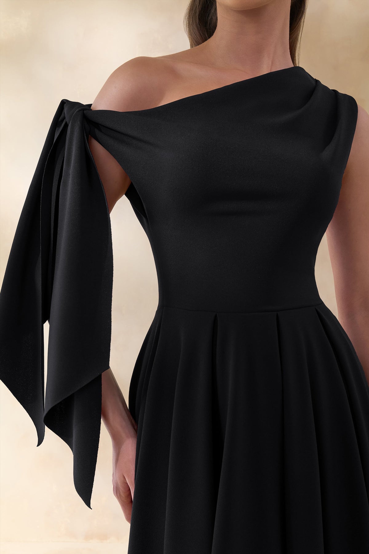 Daring | Vestido midi negro con escote asimétrico y detalle de nudo