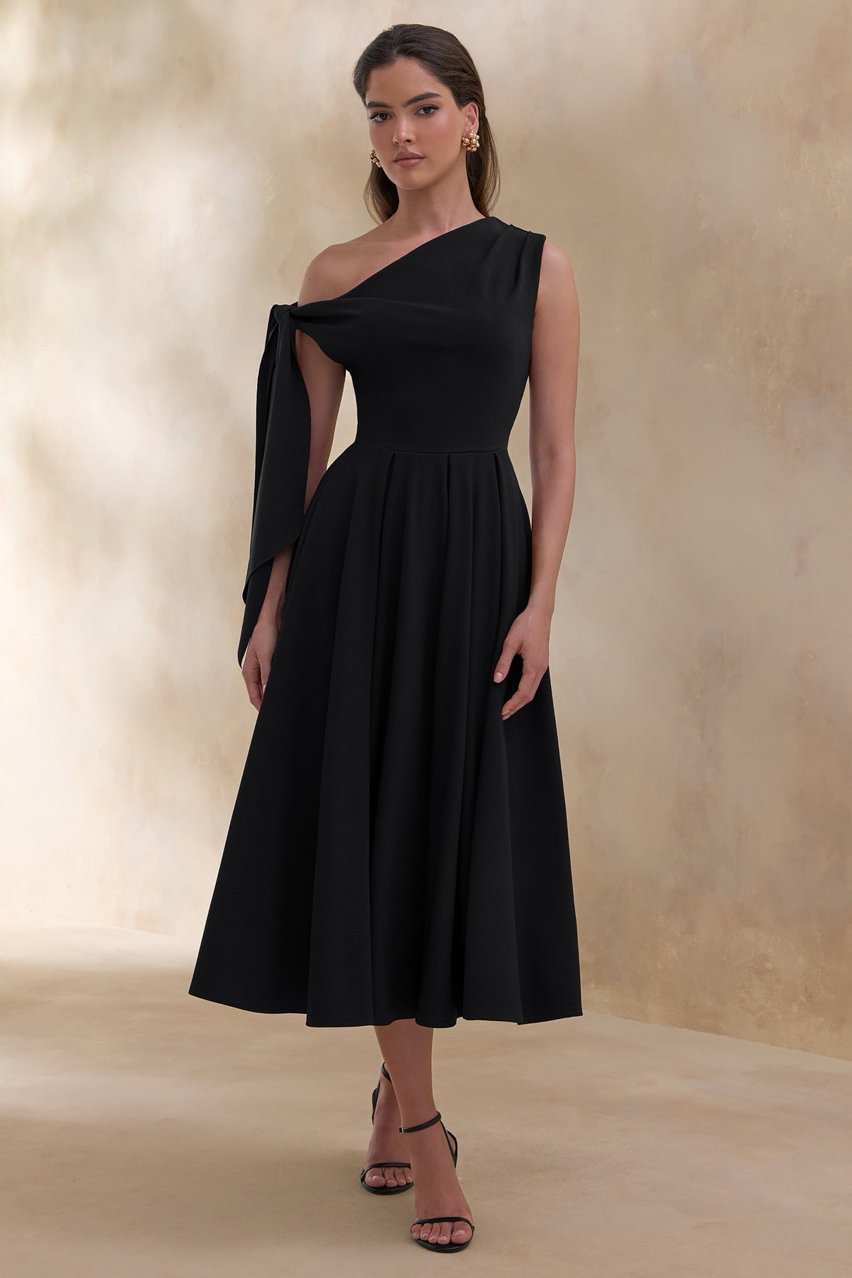Daring | Vestido midi negro con escote asimétrico y detalle de nudo