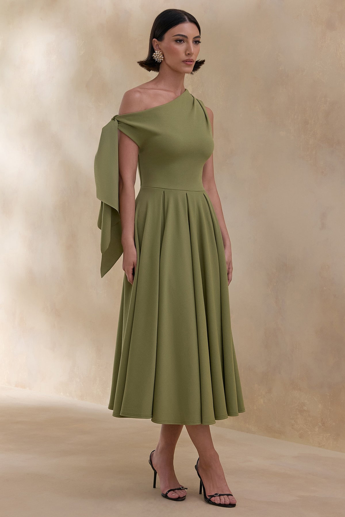 Daring | Vestido midi Verde Oliva con escote asimétrico y detalle de nudo