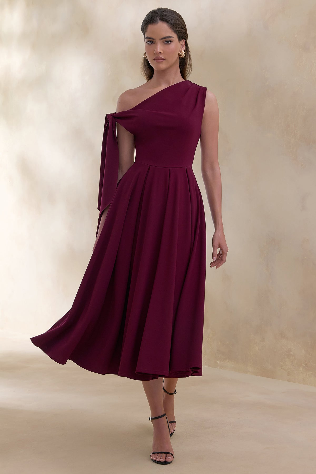 Daring | Vestido midi burdeos con escote asimétrico y detalle de nudo