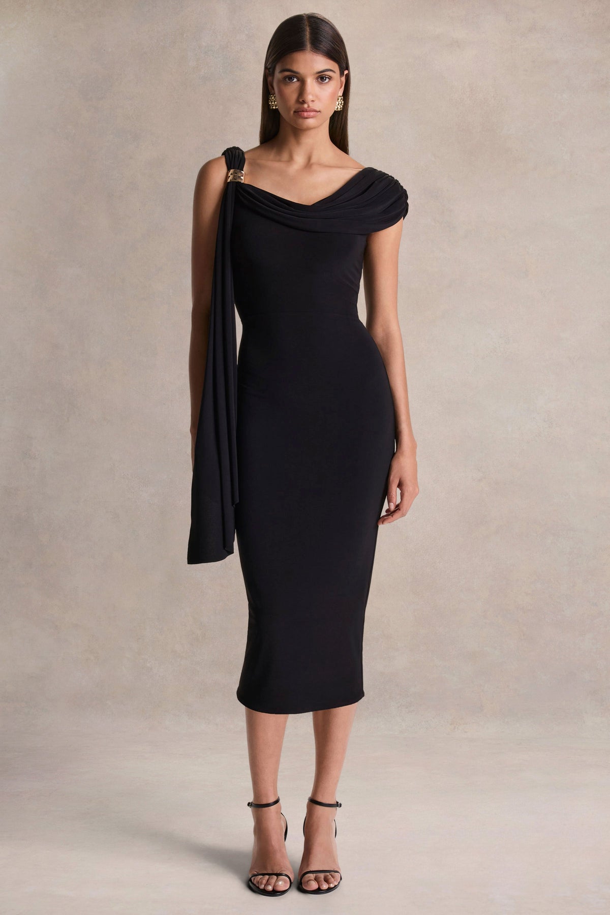 Mirelda | Vestido midi negro de cuello asimétrico con detalle dorado