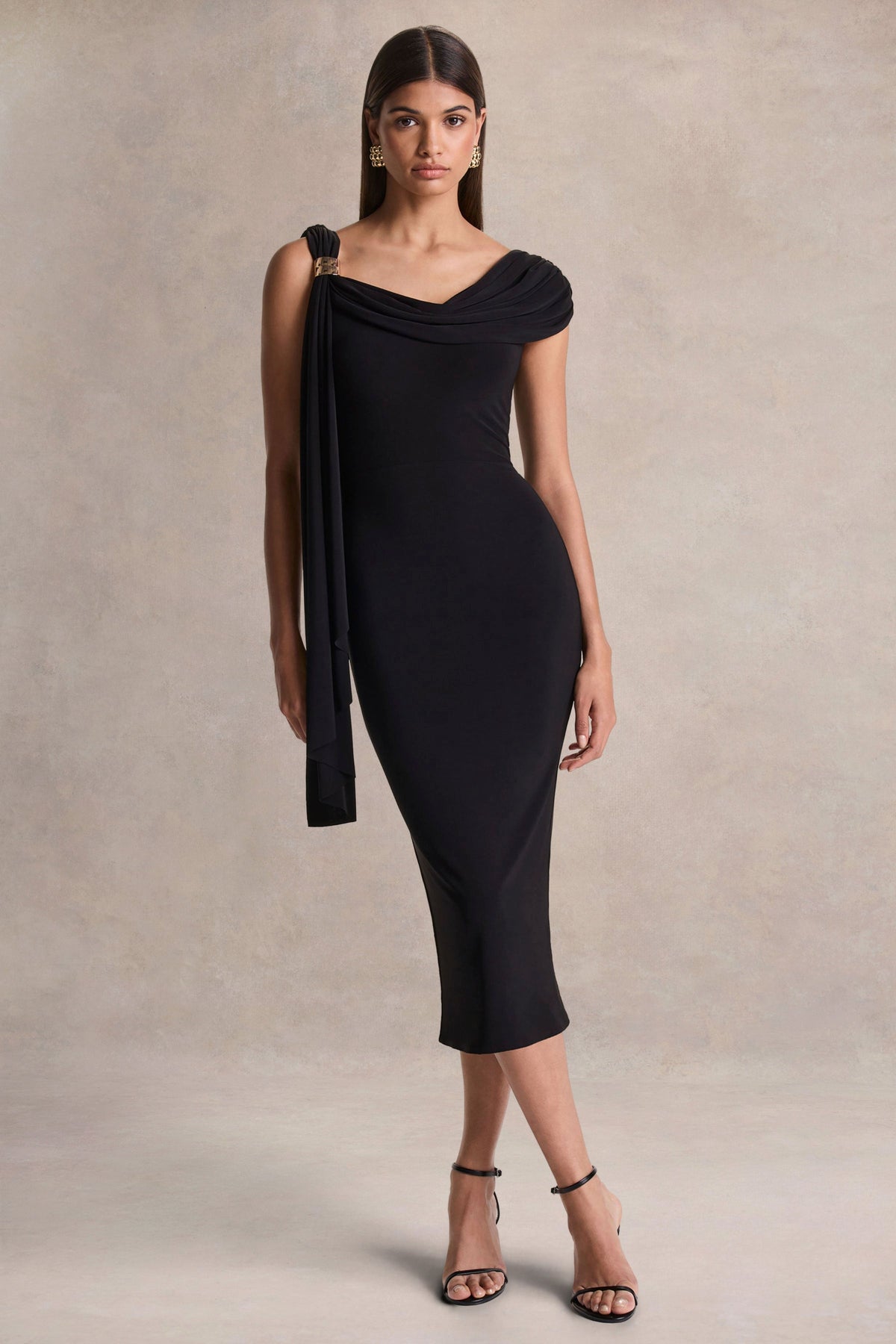 Mirelda | Vestido midi negro de cuello asimétrico con detalle dorado