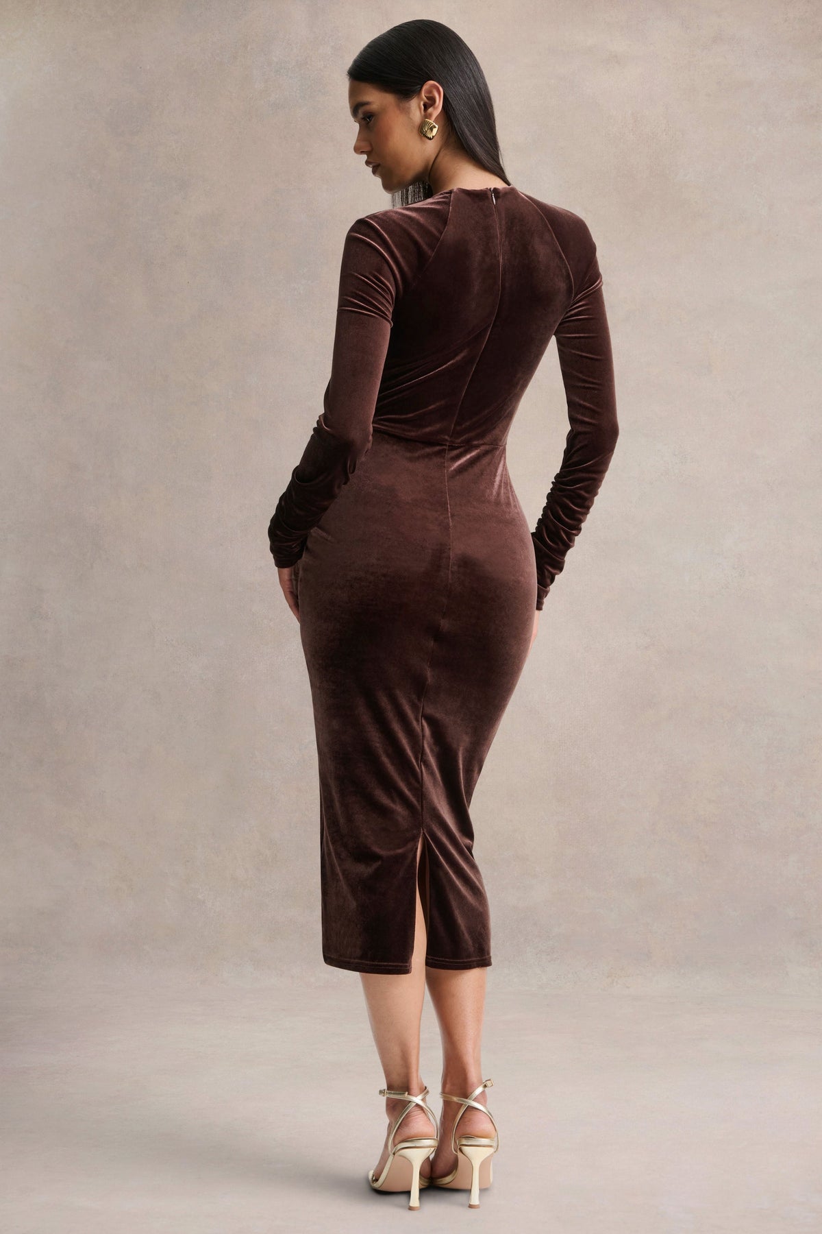 Francine | Vestido midi de terciopelo marrón con escote redondo y detalles recortados