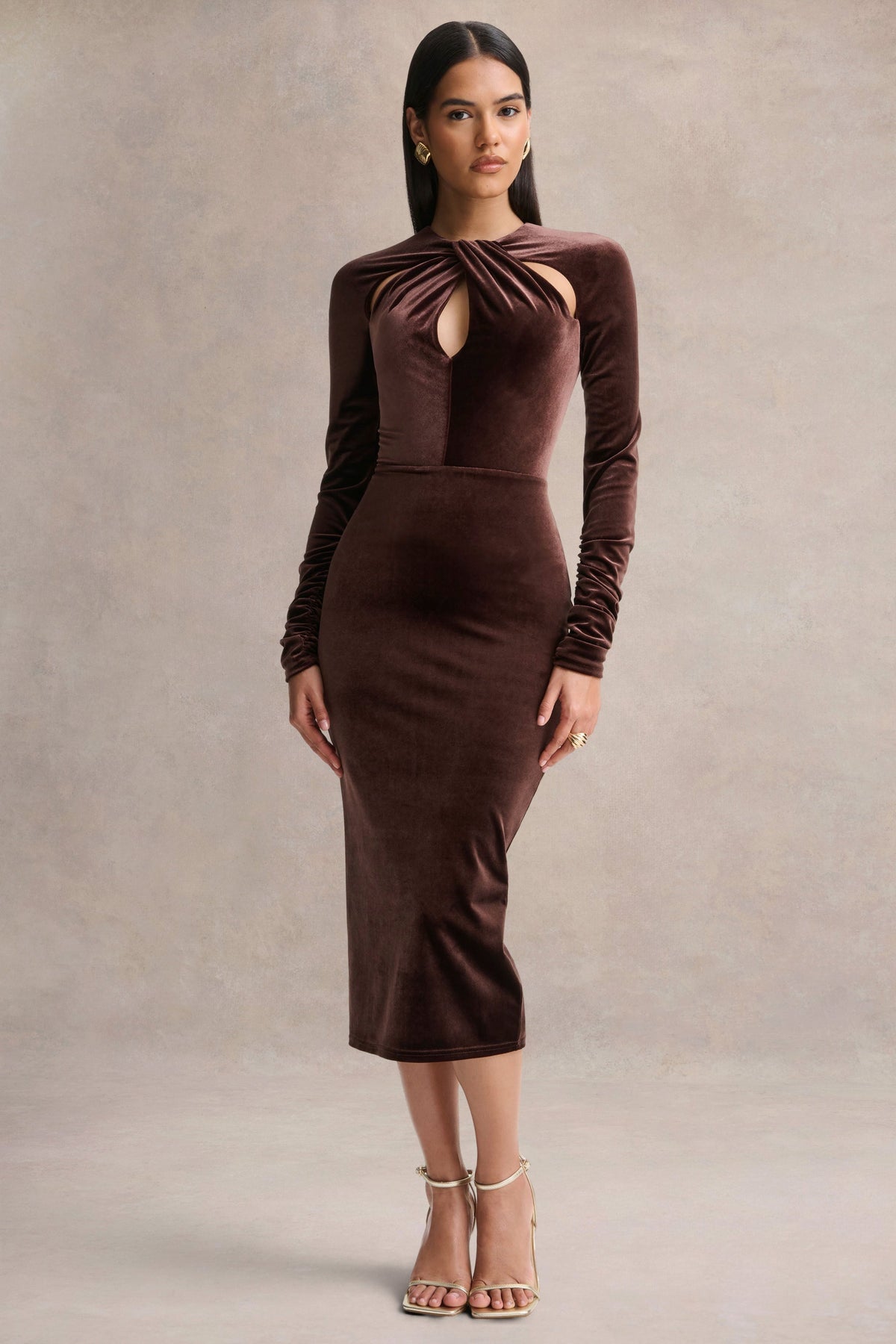 Francine | Vestido midi de terciopelo marrón con escote redondo y detalles recortados