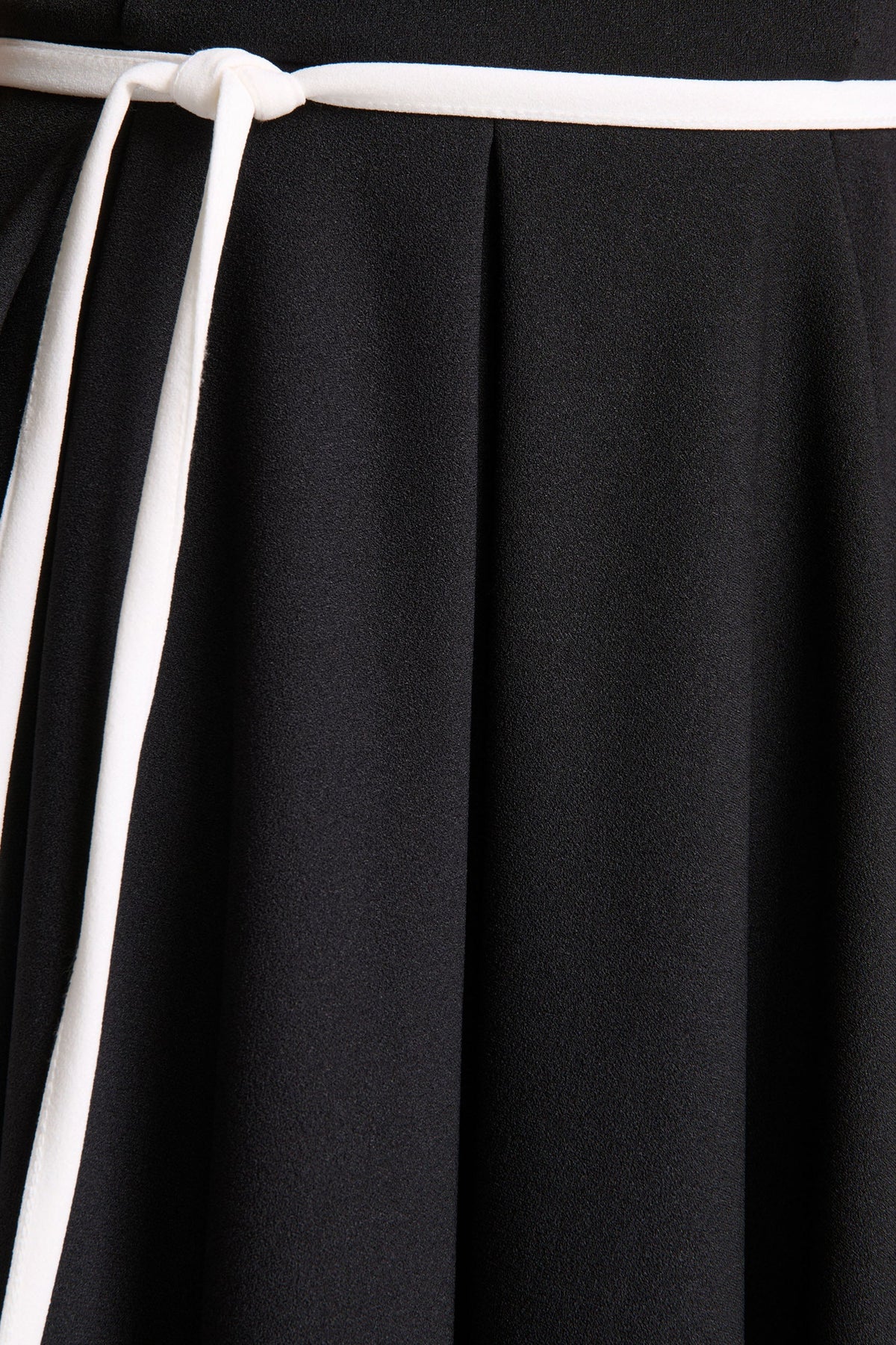 Nataline | Vestido midi negro de cuello redondo con detalle de cinturón blanco