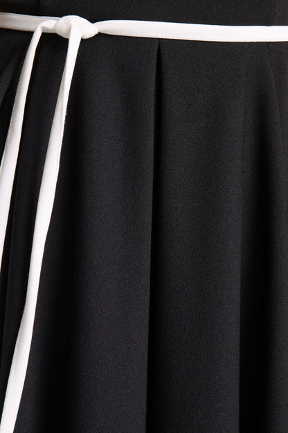 Nataline | Vestido midi negro de cuello redondo con detalle de cinturón blanco
