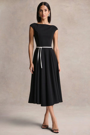 Nataline | Vestido midi negro de cuello redondo con detalle de cinturón blanco