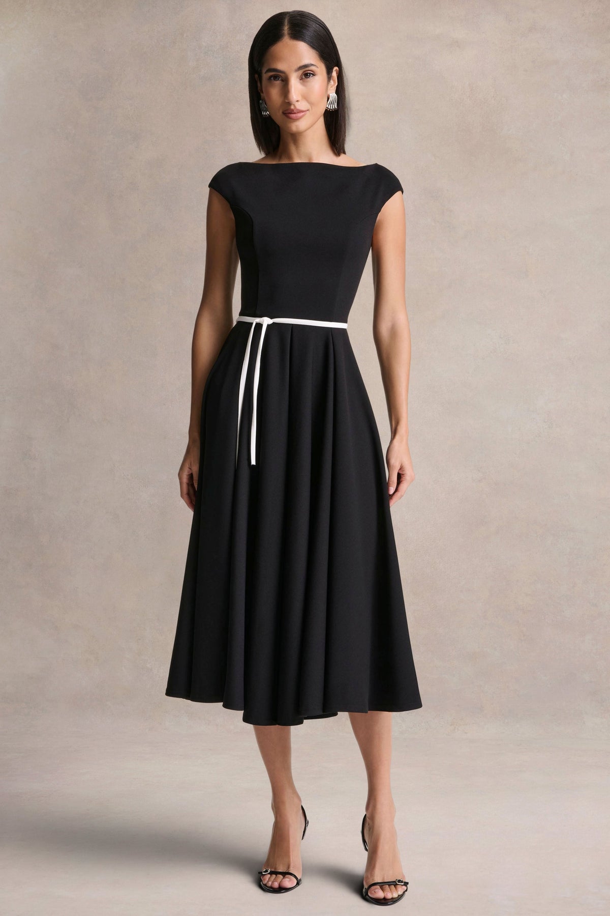 Nataline | Vestido midi negro de cuello redondo con detalle de cinturón blanco