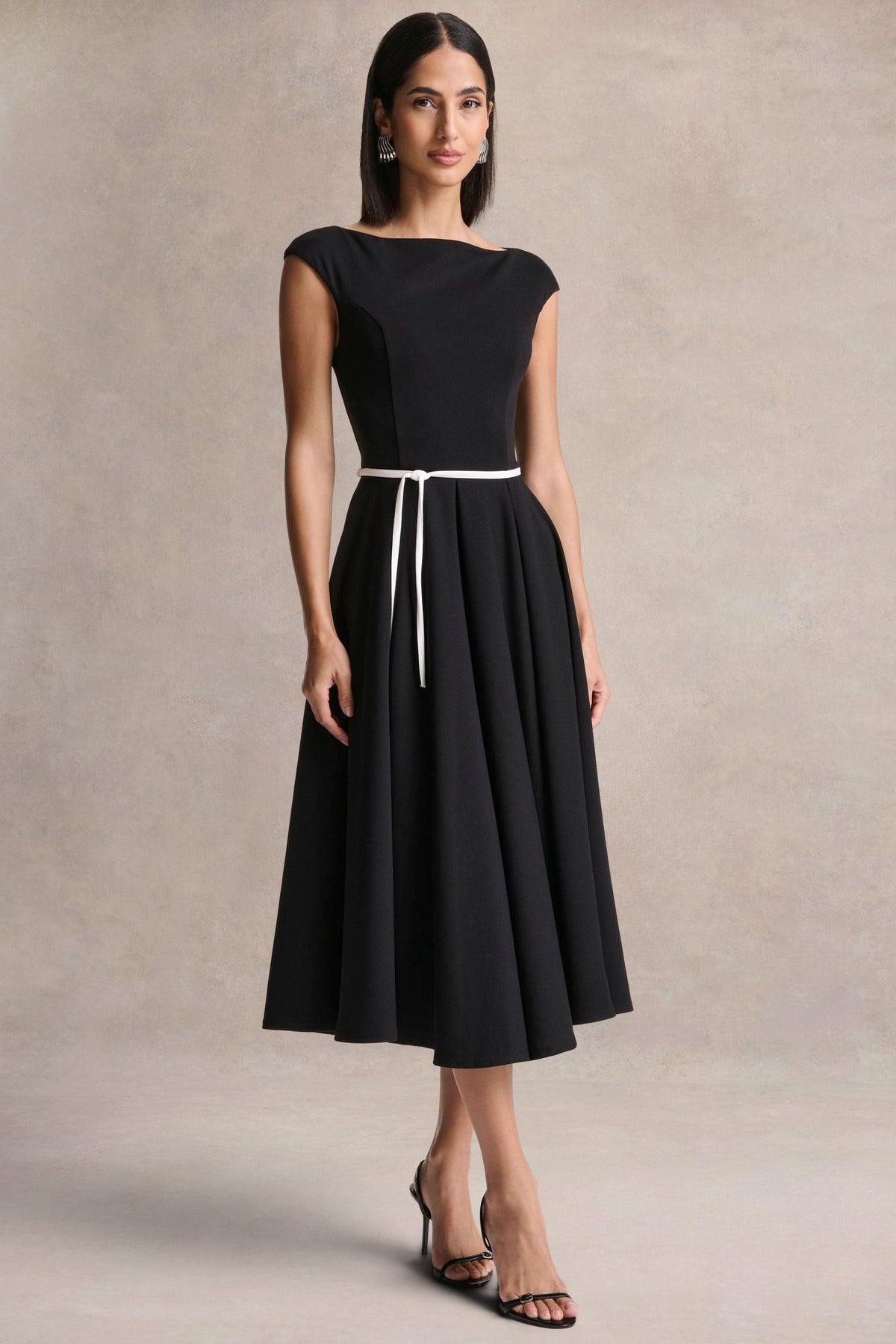 Nataline | Vestido midi negro de cuello redondo con detalle de cinturón blanco
