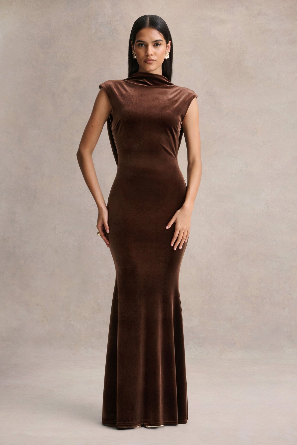 Malora | Vestido largo marrón de terciopelo con cuello alto y espalda abierta