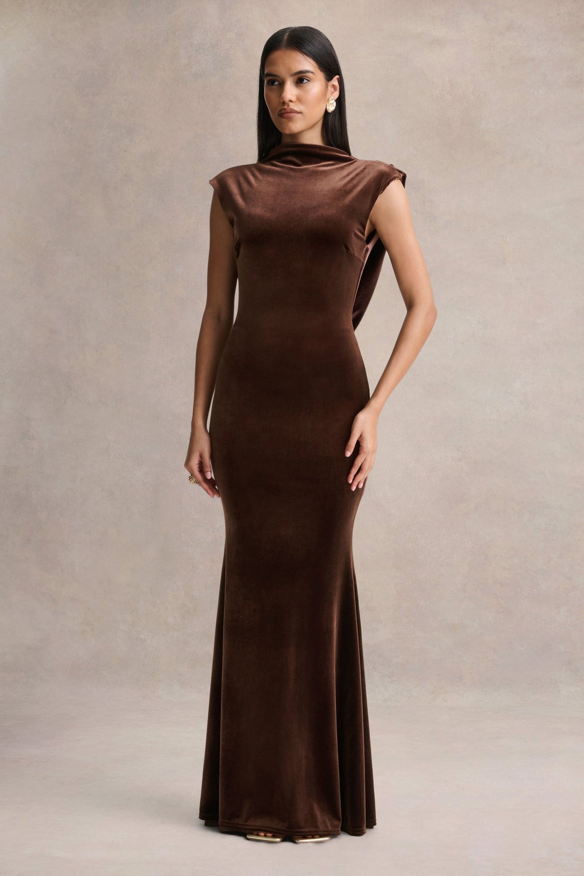 Malora | Vestido largo marrón de terciopelo con cuello alto y espalda abierta