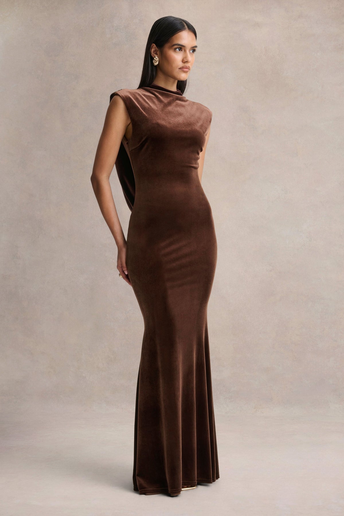 Malora | Vestido largo marrón de terciopelo con cuello alto y espalda abierta