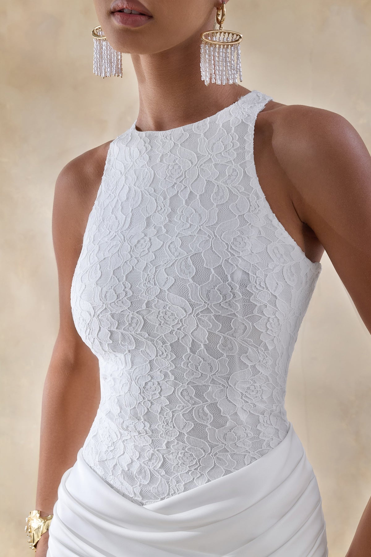 Neria | Vestido largo de satén blanco de cuello alto con falda cruzada drapeada