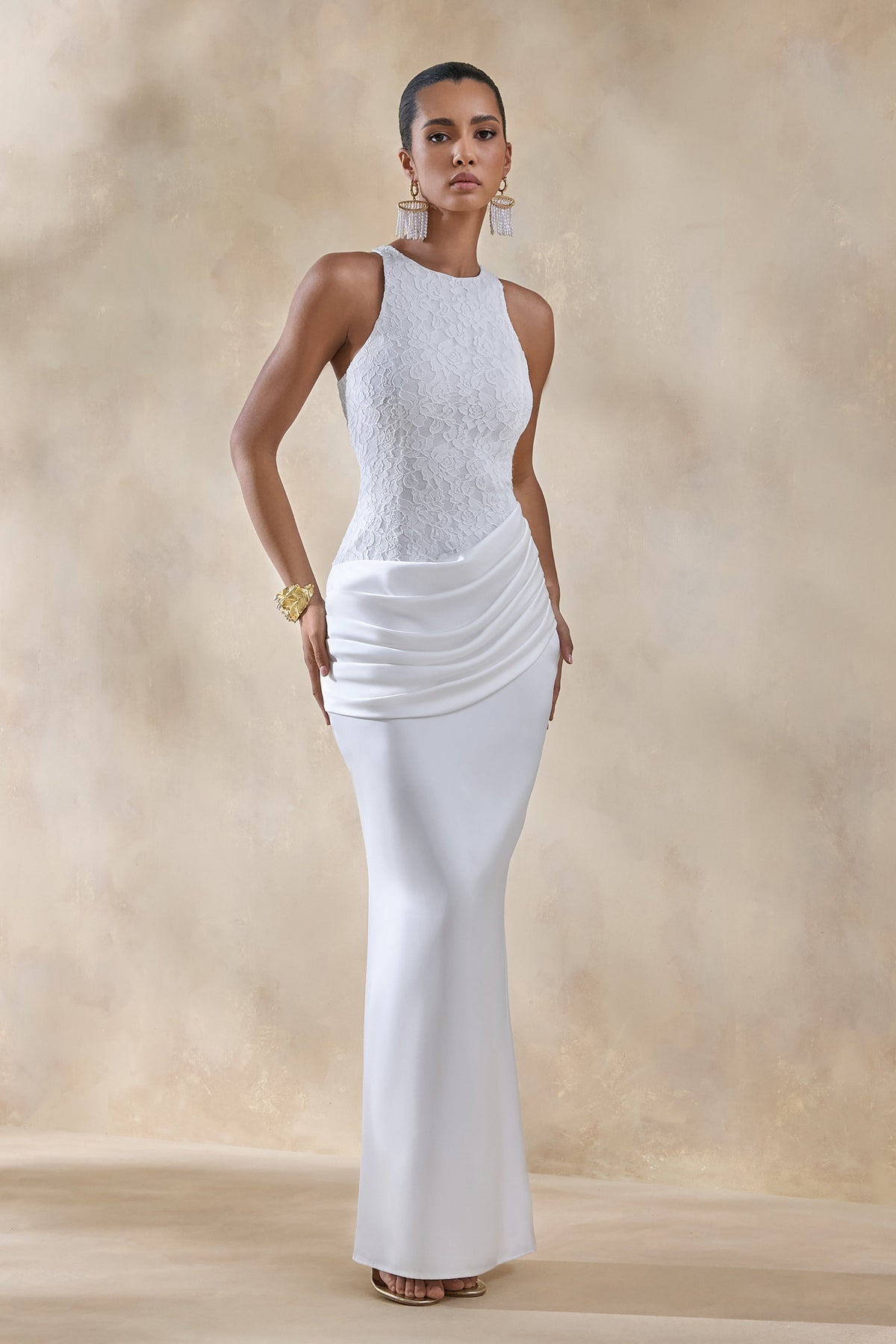 Neria | Vestido largo de satén blanco de cuello alto con falda cruzada drapeada