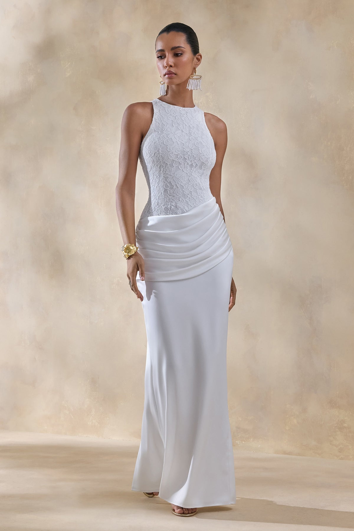 Neria | Vestido largo de satén blanco de cuello alto con falda cruzada drapeada