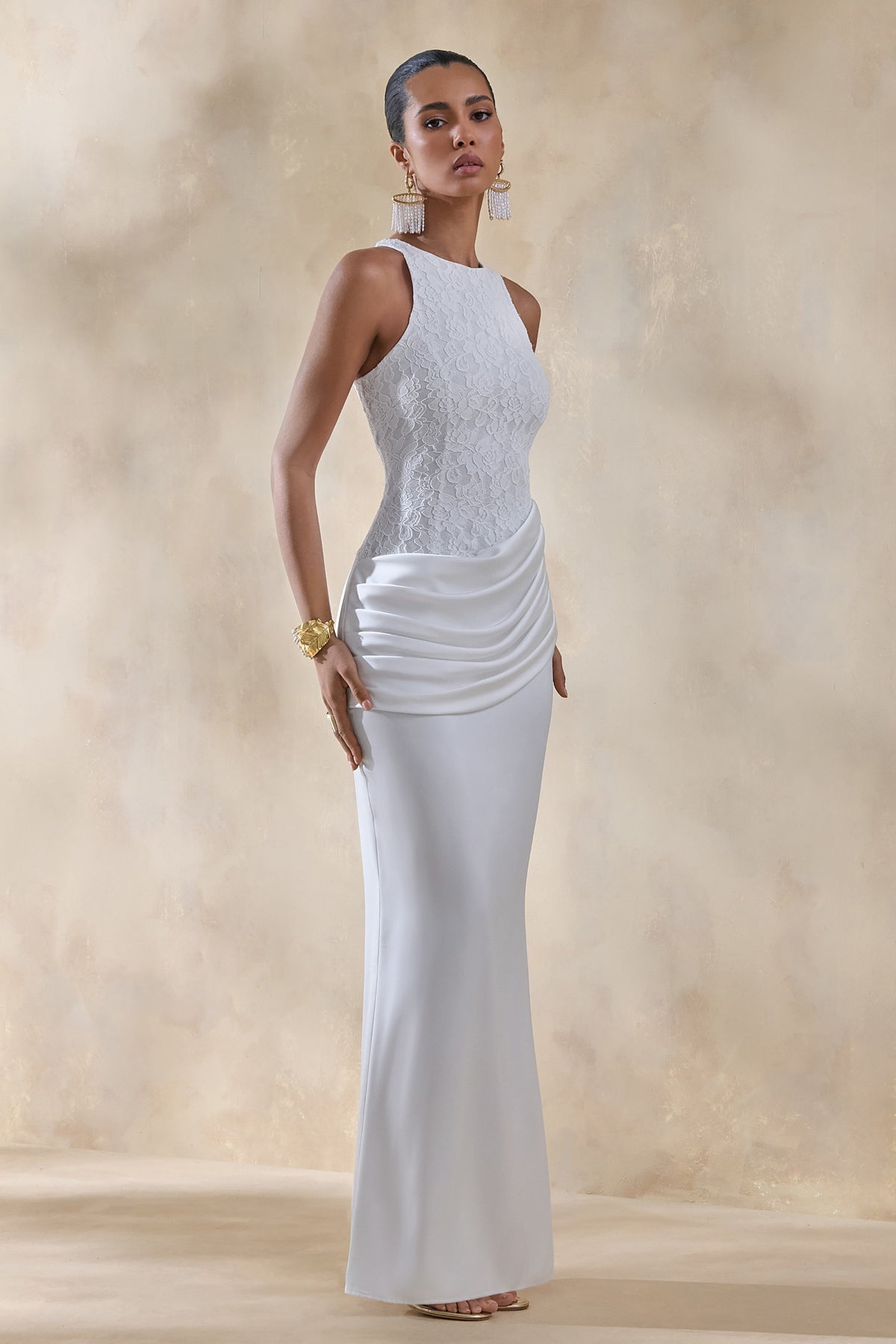 Neria | Vestido largo de satén blanco de cuello alto con falda cruzada drapeada