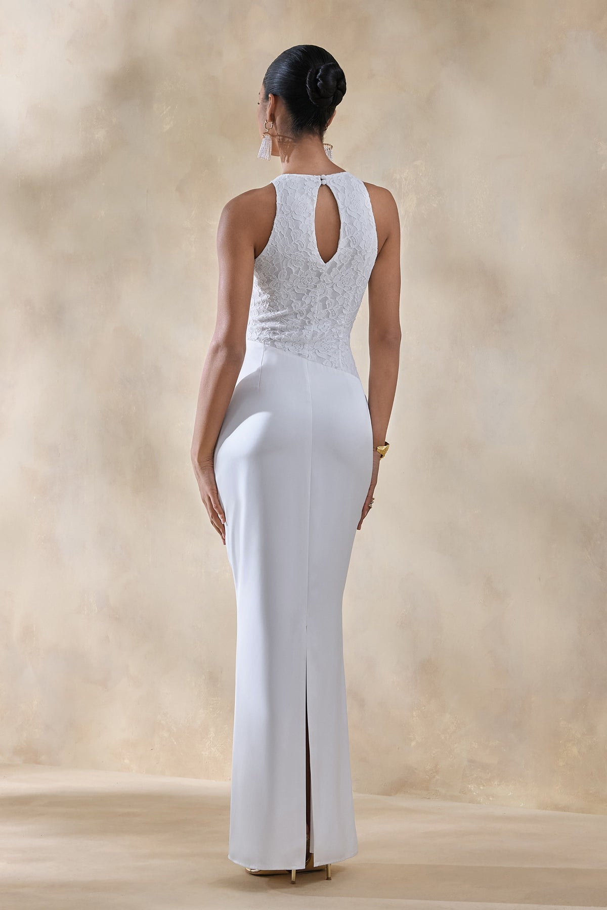 Neria | Vestido largo de satén blanco de cuello alto con falda cruzada drapeada