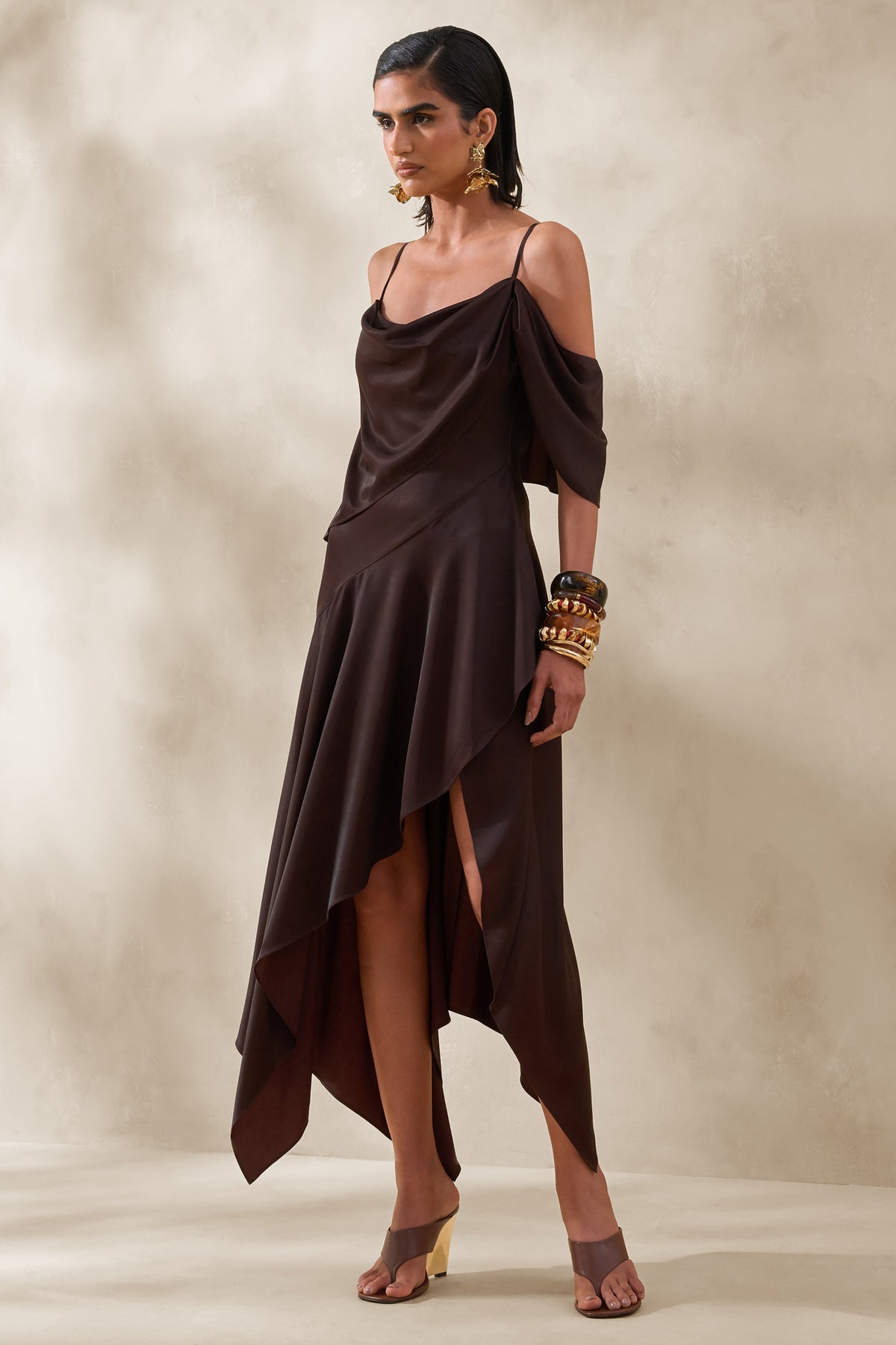 Helira | Vestido Midi Marrón De Satén Con Bajo Asimétrico Y Espalda Abierta