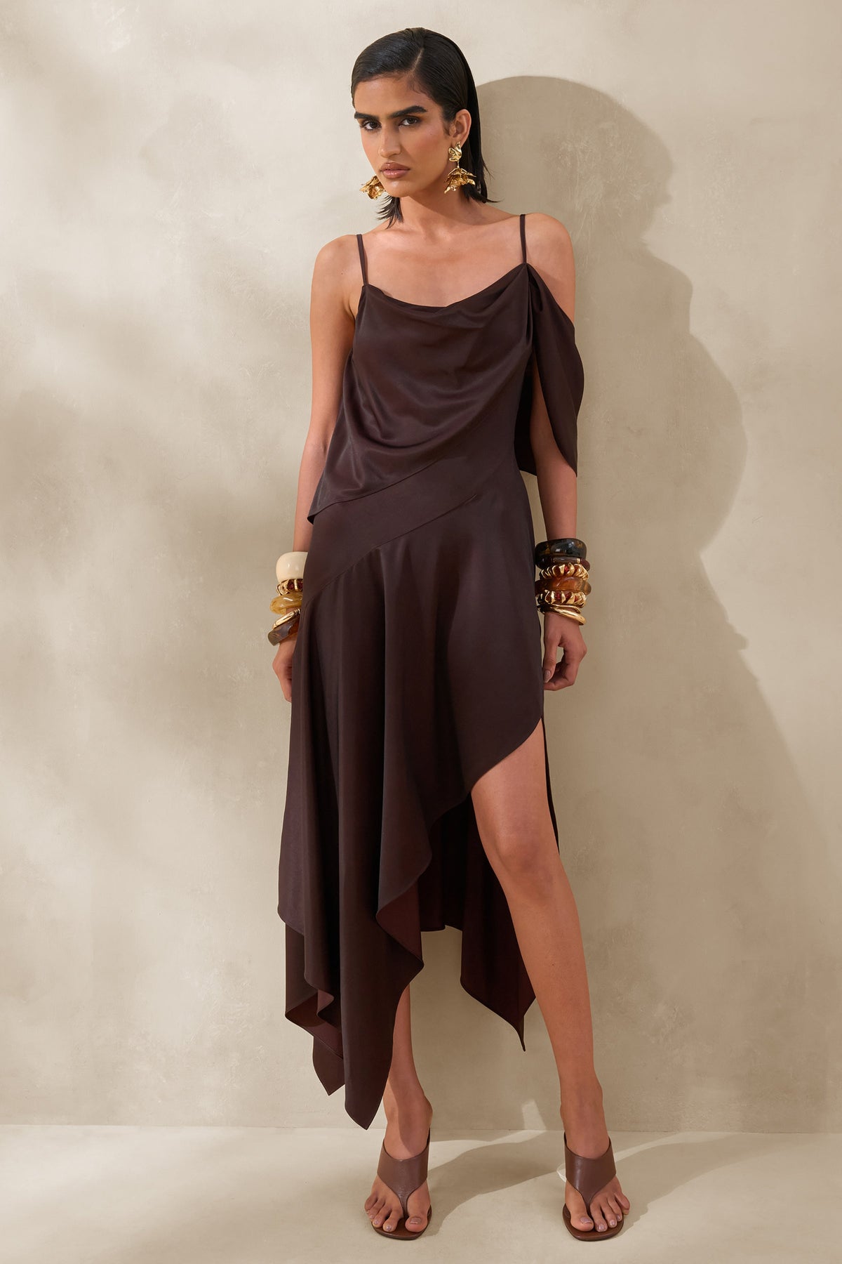 Helira | Vestido Midi Marrón De Satén Con Bajo Asimétrico Y Espalda Abierta