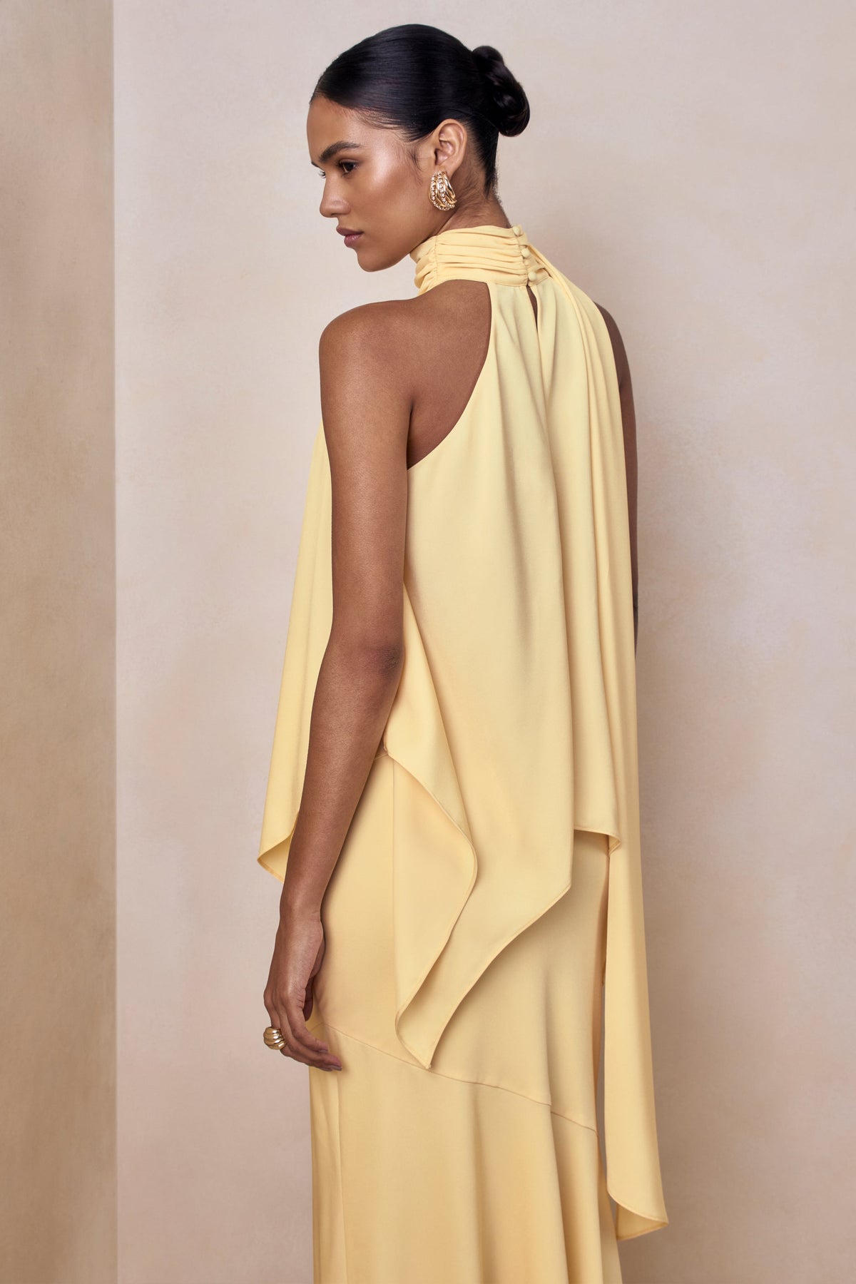 Vayla | Falda largo de satén color limón con cintura baja asimétrica