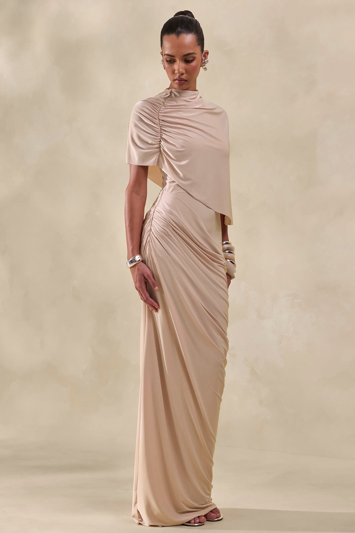 Lunaline | Vestido Largo champán de cuello alto con capa asimétrica y detalle drapeado