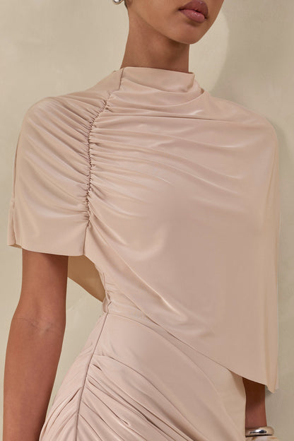Lunaline | Vestido Largo champán de cuello alto con capa asimétrica y detalle drapeado