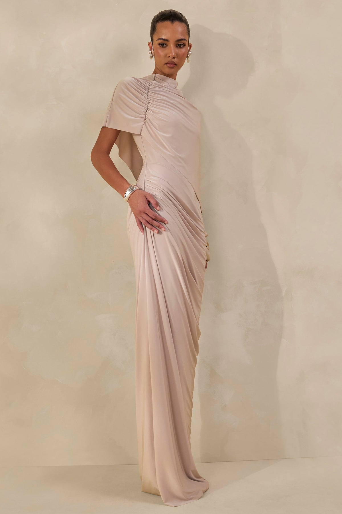 Lunaline | Vestido Largo champán de cuello alto con capa asimétrica y detalle drapeado