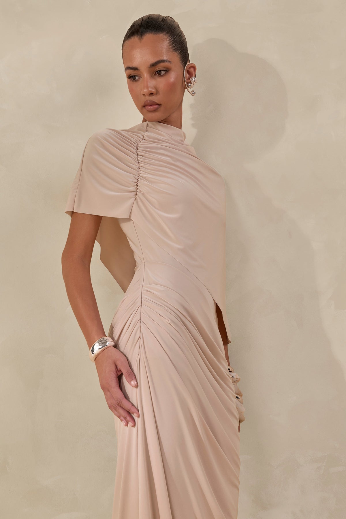 Lunaline | Vestido Largo champán de cuello alto con capa asimétrica y detalle drapeado