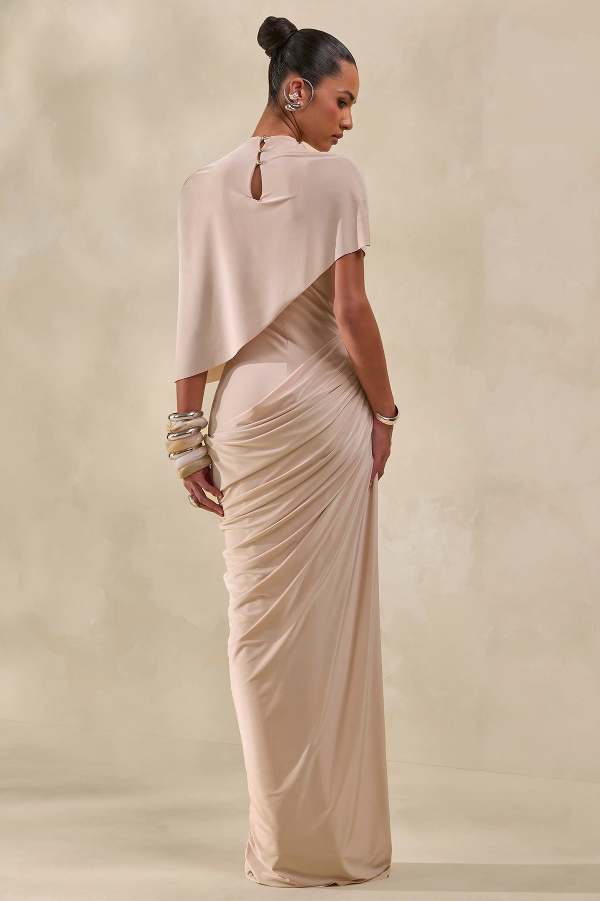 Lunaline | Vestido Largo champán de cuello alto con capa asimétrica y detalle drapeado