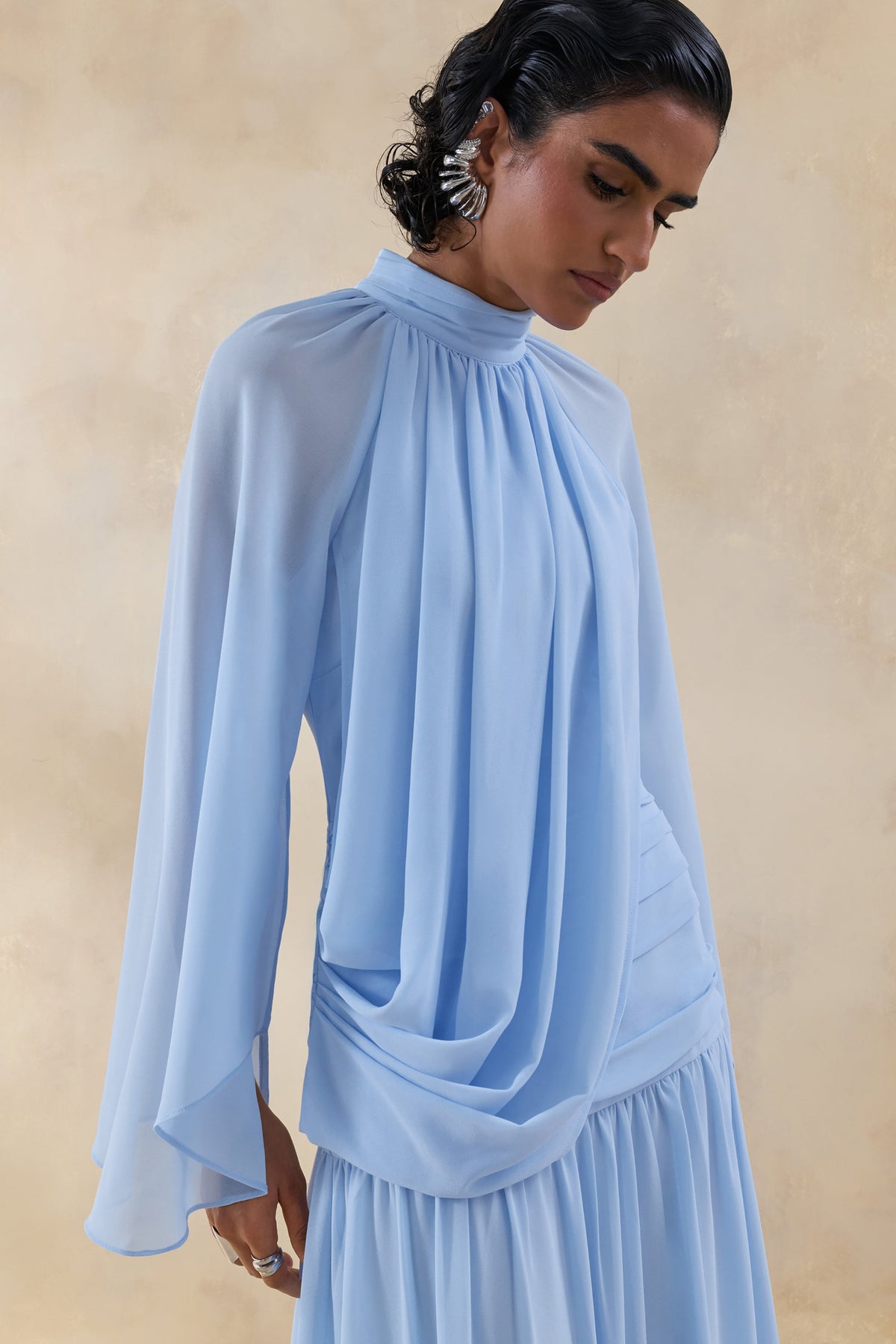 Narella | Vestido Largo De Gasa Azul Con Escote Alto Y Detalle Drapeado