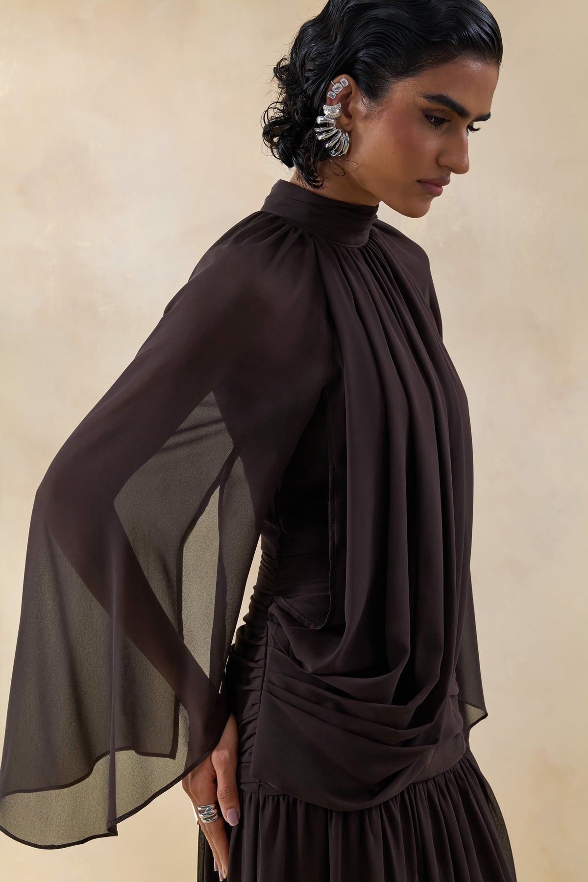 Narella | Vestido Largo De Gasa Marrón Con Escote Alto Y Detalle Drapeado