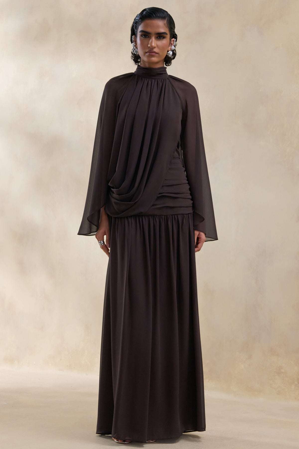 Narella | Vestido Largo De Gasa Marrón Con Escote Alto Y Detalle Drapeado